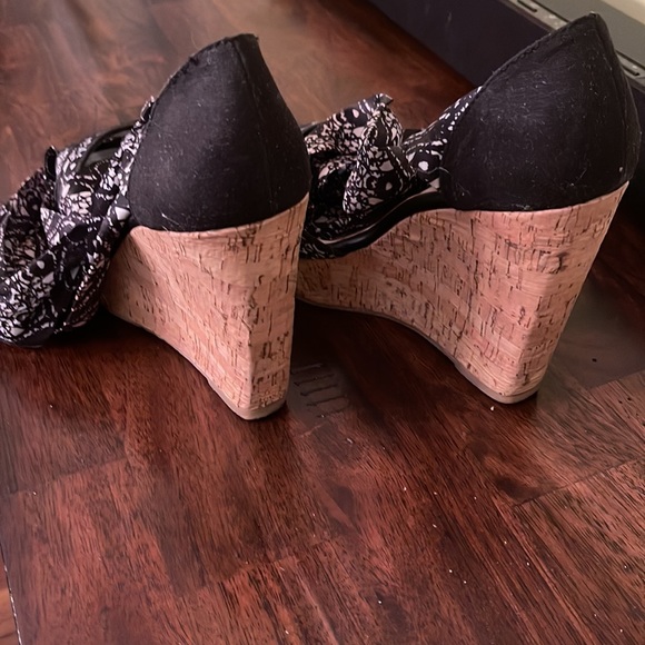 Black and with platform sandals - Picture 4 of 5